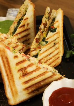 कॉर्न पालक एंड मेयो टू लयर सैंडविच(Corn palak and mayo two layer sandwich recipe in Hindi) रेसिपी मुख्य फोटो