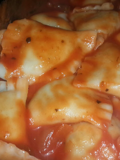Una foto de Ravioles con tapas de empanada de copetin