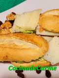 Desayuno con aguacate, queso de oveja y frutos secos
