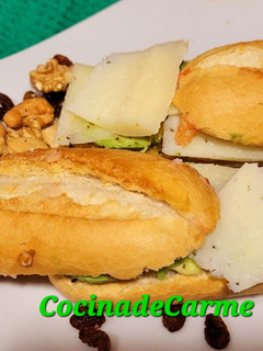 Una foto de Desayuno con aguacate, queso de oveja y frutos secos