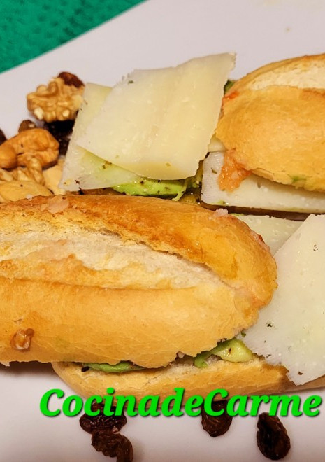 Una foto de Desayuno con aguacate, queso de oveja y frutos secos