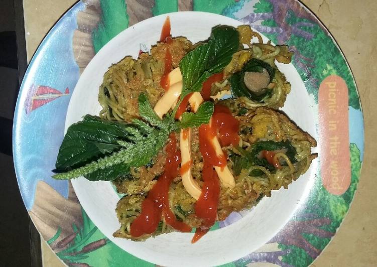 Yamidog (Bayam mie hotdog)