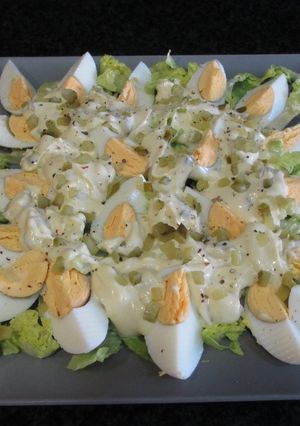 Foto principal de Huevos cocidos sobre hojas de ensalada bañados con mayonesa y pepinillos