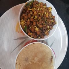 A picture of Kala chana & suji halwa.