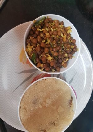 A picture of Kala chana & suji halwa.
