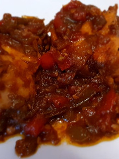 Una foto de Pollo con tomate