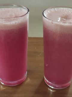மாதுளை மில்க் ஷேக் (Pomegranate/ maathulai milkshake recipe in tamil) செய்முறை முக்கிய புகைப்படம்