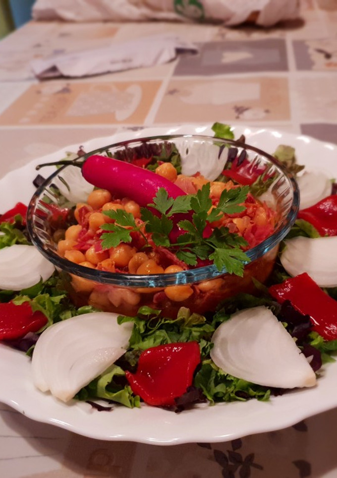 Una foto de Garbanzos picantes🌶 con jamón🥓 y ensalada 🥗 al gusto