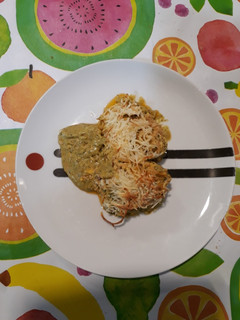 Una foto de Huevos rellenos gratinados y salsa de pimientos de padrón
