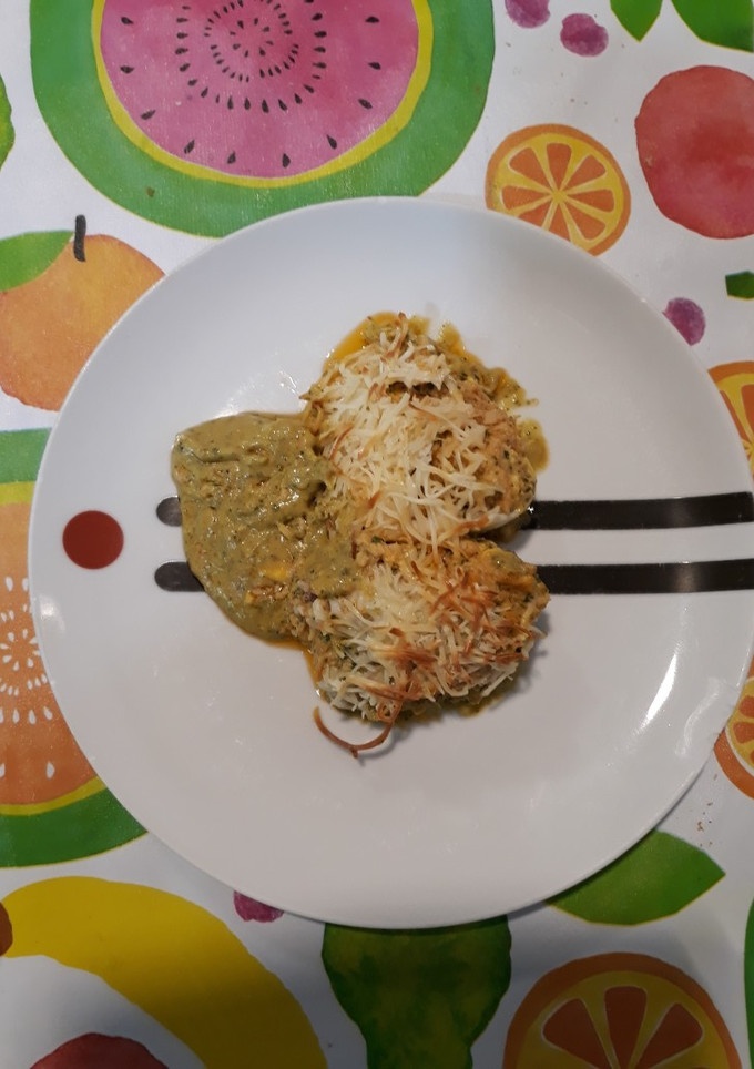 Una foto de Huevos rellenos gratinados y salsa de pimientos de padrón