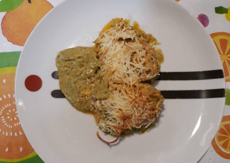 Huevos rellenos gratinados y salsa de pimientos de padrón