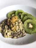 Avena con matcha, mantequilla de pistache y kiwi