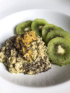 Una foto de Avena con matcha, mantequilla de pistache y kiwi