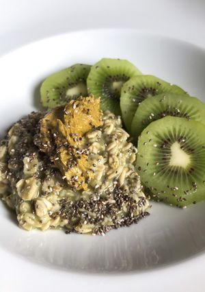 Una foto de Avena con matcha, mantequilla de pistache y kiwi