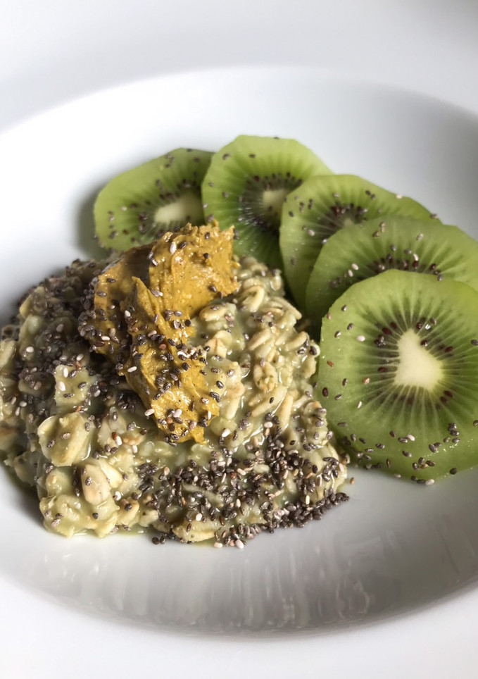 Una foto de Avena con matcha, mantequilla de pistache y kiwi