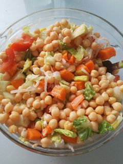 Una foto de Ensalada de garbanzos 2