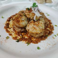A picture of Paneer stuffed momo tikka gravy.