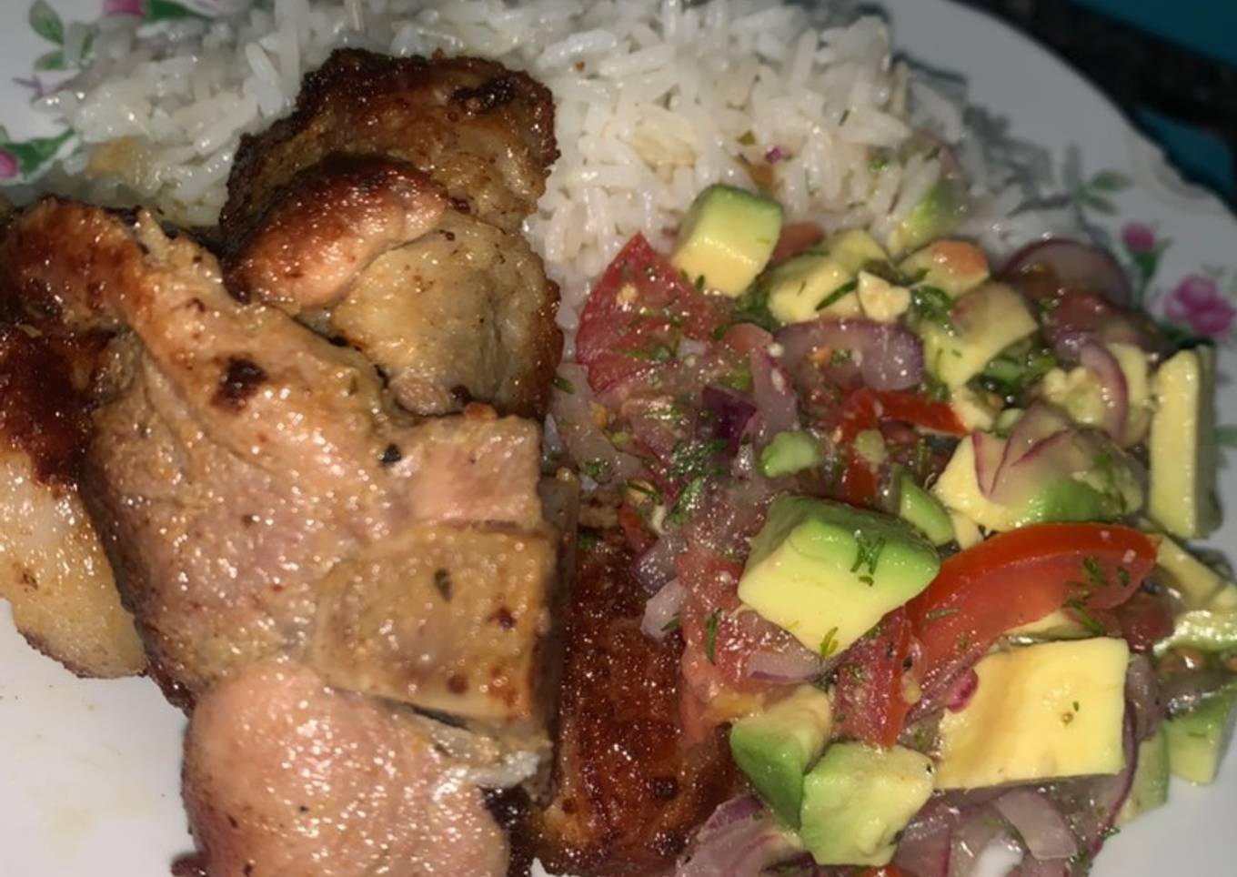 Fritada con ensalada de aguacate