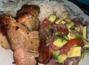 Una foto de Fritada con ensalada de aguacate