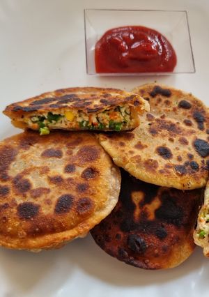 A picture of Paneer and vegetable pockets.