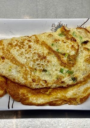 A picture of Thai omelette (Kai Jeow).