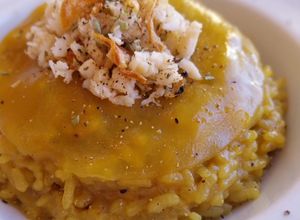 Una foto de Risotto de bogavante al azafrán con velo de su jugo