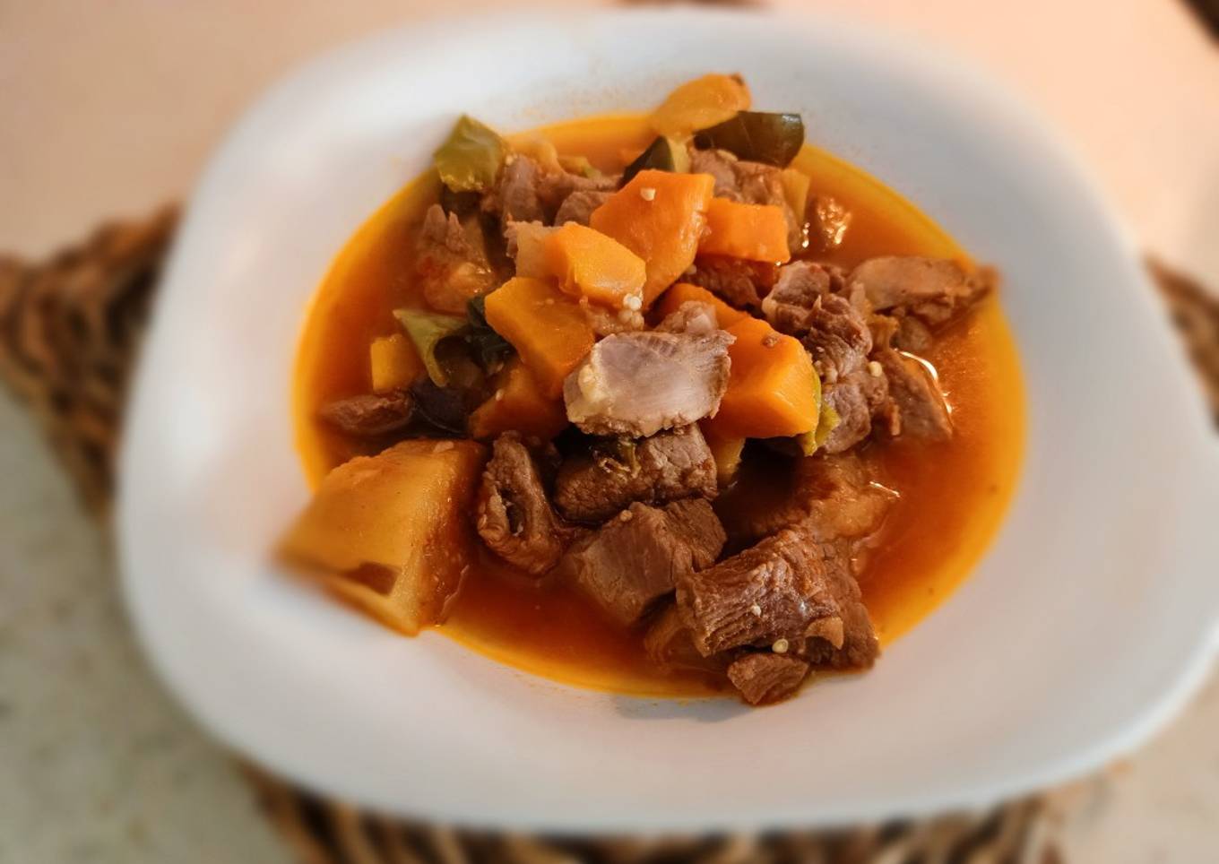 Pavo guisado/estofado con verduras en olla rápida