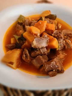 Una foto de Pavo guisado/estofado con verduras en olla rápida