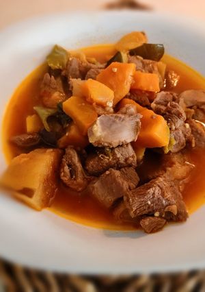 Una foto de Pavo guisado/estofado con verduras en olla rápida