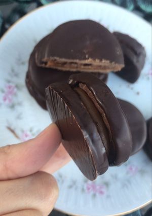Una foto de Alfajores bañados 🍫💕
