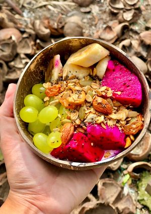 Hình của món Bữa sáng healthy ít kalo với Sữa Chua Không Đường + Hạt Granola + trái cây.