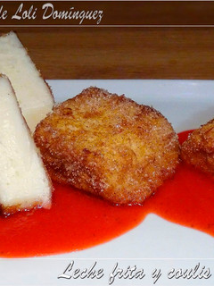 Una foto de Leche frita y coulis de fresa