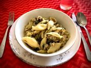 Una foto de pasta caracoles