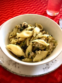 Una foto de Caracoles con pavo a la pimienta y aceitunas