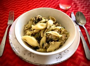 Una foto de Caracoles con pavo a la pimienta y aceitunas