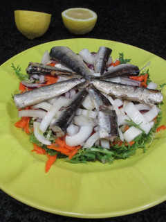 Una foto de Sardinas en conserva sobre escarola, zanahoria y cebolleta-novatos