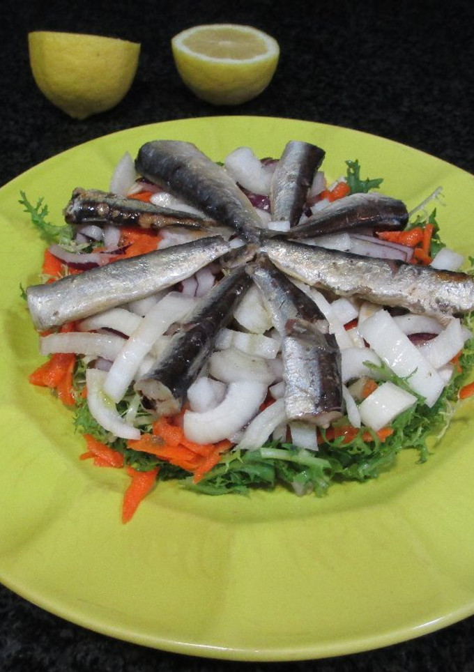 Una foto de Sardinas en conserva sobre escarola, zanahoria y cebolleta-novatos