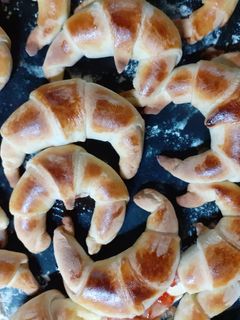 Una foto de Medialunas caseras!!!🥐🥐🥐 Muy ricas para la merienda o el desayuno, muy fáciles de hacer!!!
