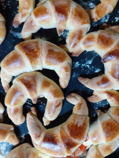 Una foto de Medialunas caseras!!!🥐🥐🥐 Muy ricas para la merienda  o el desayuno, muy  fáciles de hacer!!!