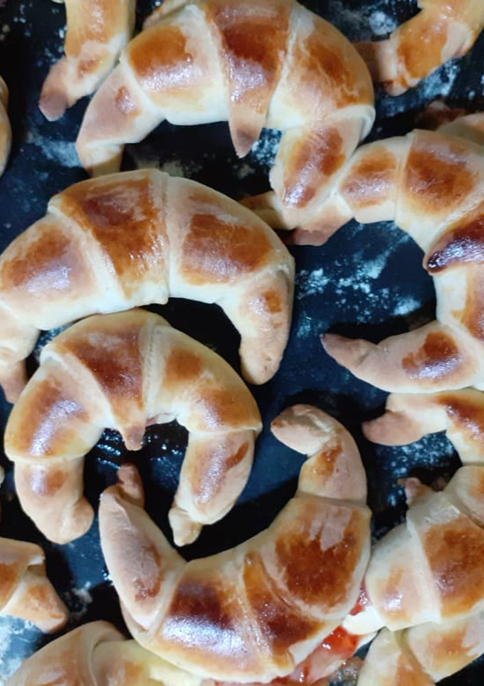 Una foto de Medialunas caseras!!!🥐🥐🥐 Muy ricas para la merienda  o el desayuno, muy  fáciles de hacer!!!
