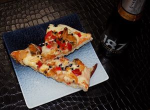 Una foto de Pizza de los enamorados con mejillones y caviar