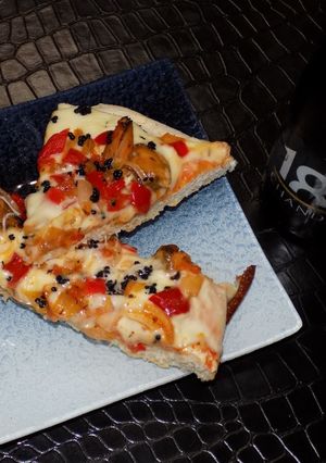 Una foto de Pizza de los enamorados con mejillones y caviar