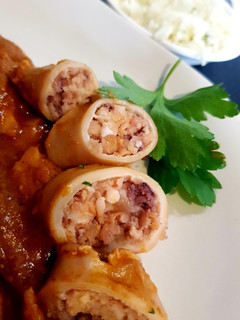 Una foto de Calamares rellenos de merluza y salmón