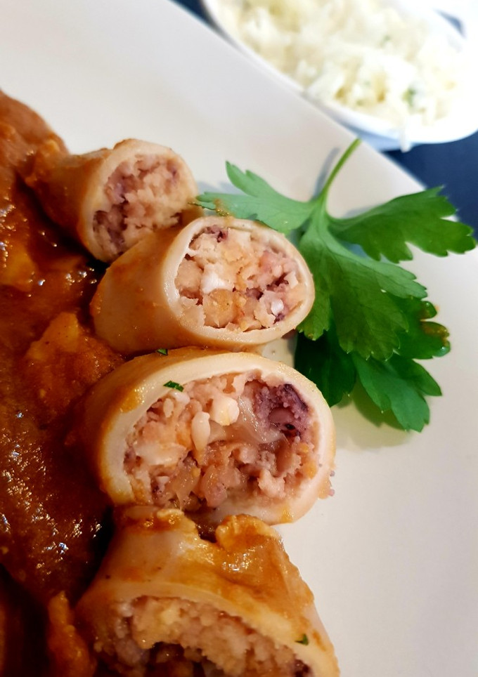 Una foto de Calamares rellenos de merluza y salmón
