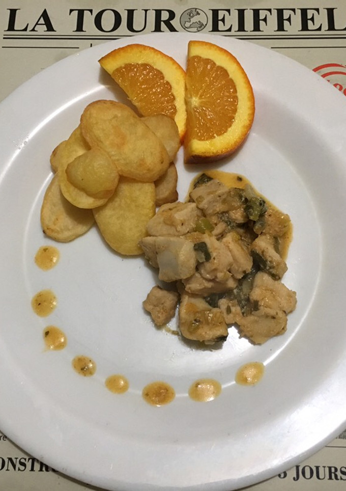 Una foto de Pollo a la naranja y vino blanco