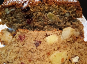 Una foto de Keke de Avena con Manzanas, Arándanos Secos y Pecanas