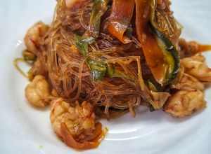 Foto di Spaghetti di soia con gamberi e verdure