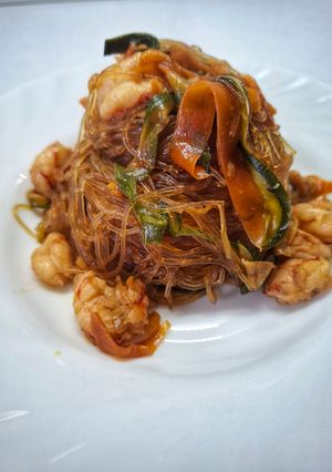 Foto di Spaghetti di soia con gamberi e verdure