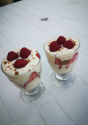 Une photo de Coupes de fraises, fromage blanc et speculoos