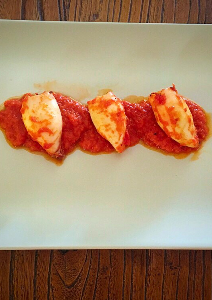 Una foto de Chipirones con tomate